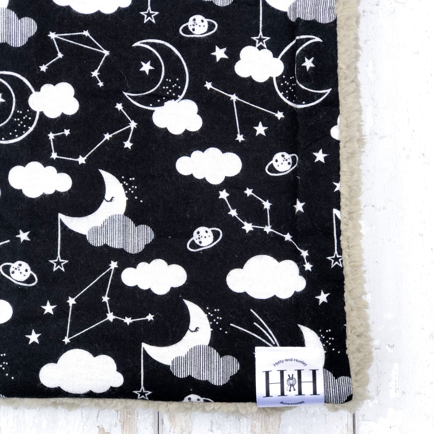 HETTY AND HUXLEY BLACK NIGHT SKY BLANKET WITH GREY FAUX FUR LINING