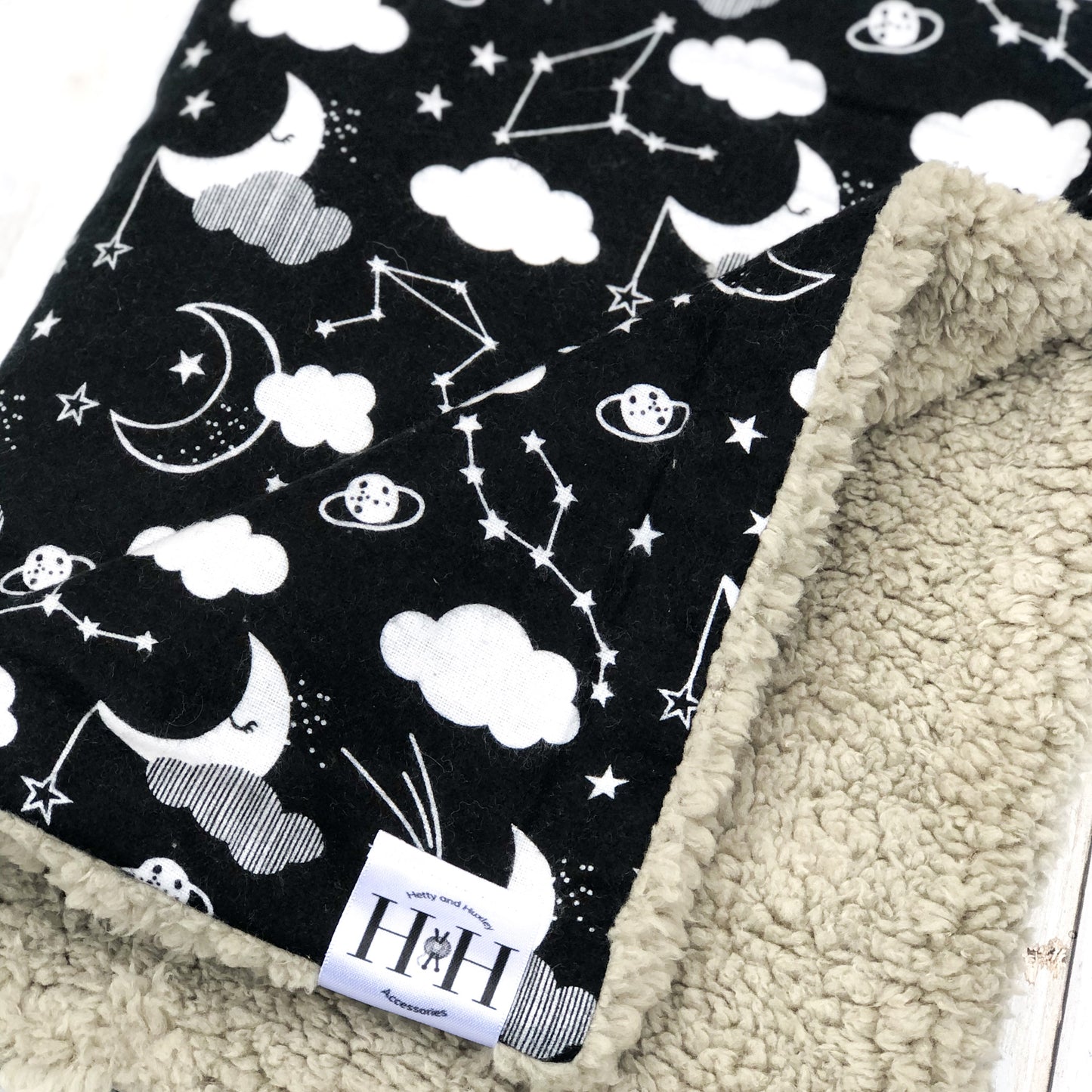 HETTY AND HUXLEY BLACK NIGHT SKY BLANKET WITH GREY FAUX FUR LINING