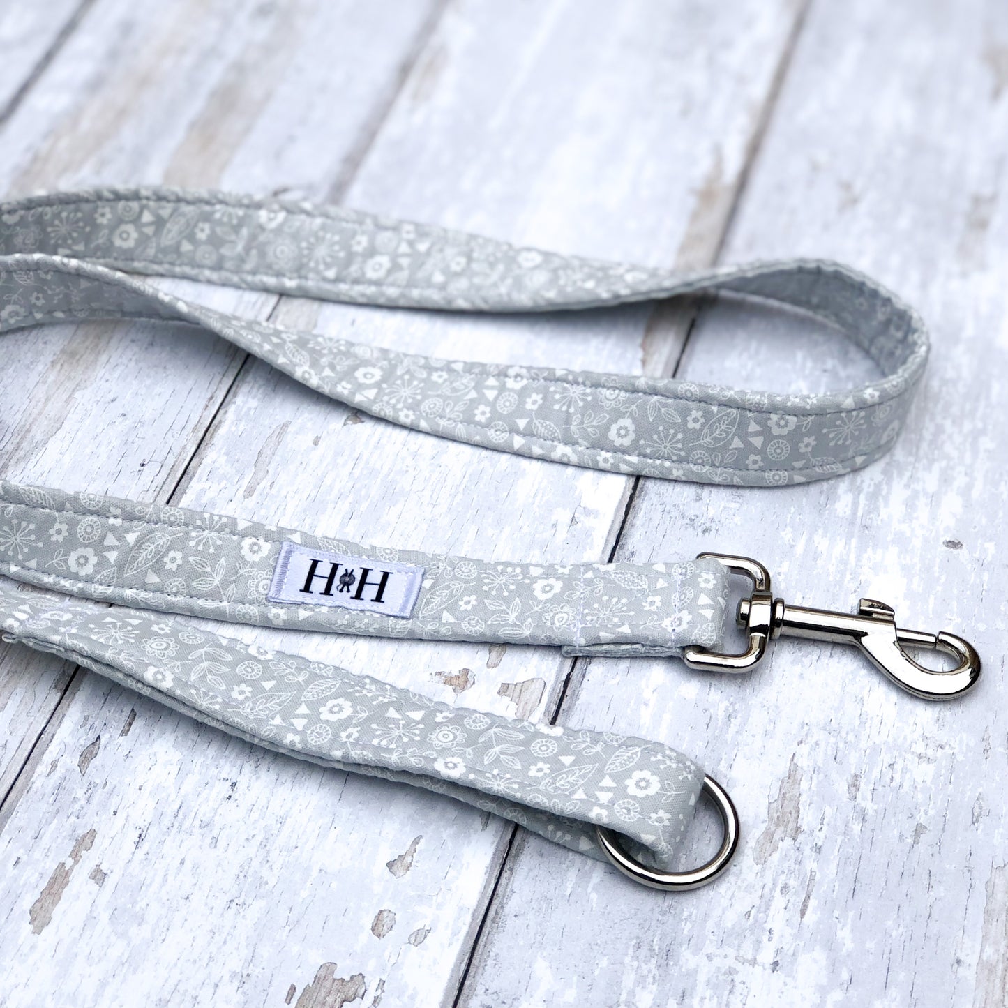 HETTY AND HUXLEY GREY FLORAL LEAD