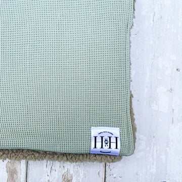 HETTY AND HUXLEY MINT BLANKET WITH GREY FAUX FUR LINING