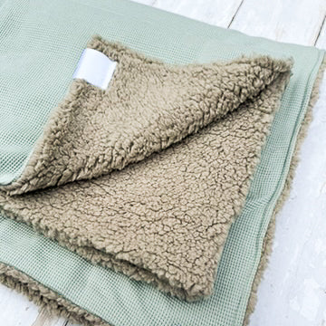 HETTY AND HUXLEY MINT BLANKET WITH GREY FAUX FUR LINING