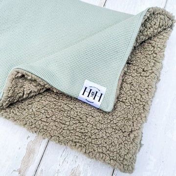 HETTY AND HUXLEY MINT BLANKET WITH GREY FAUX FUR LINING