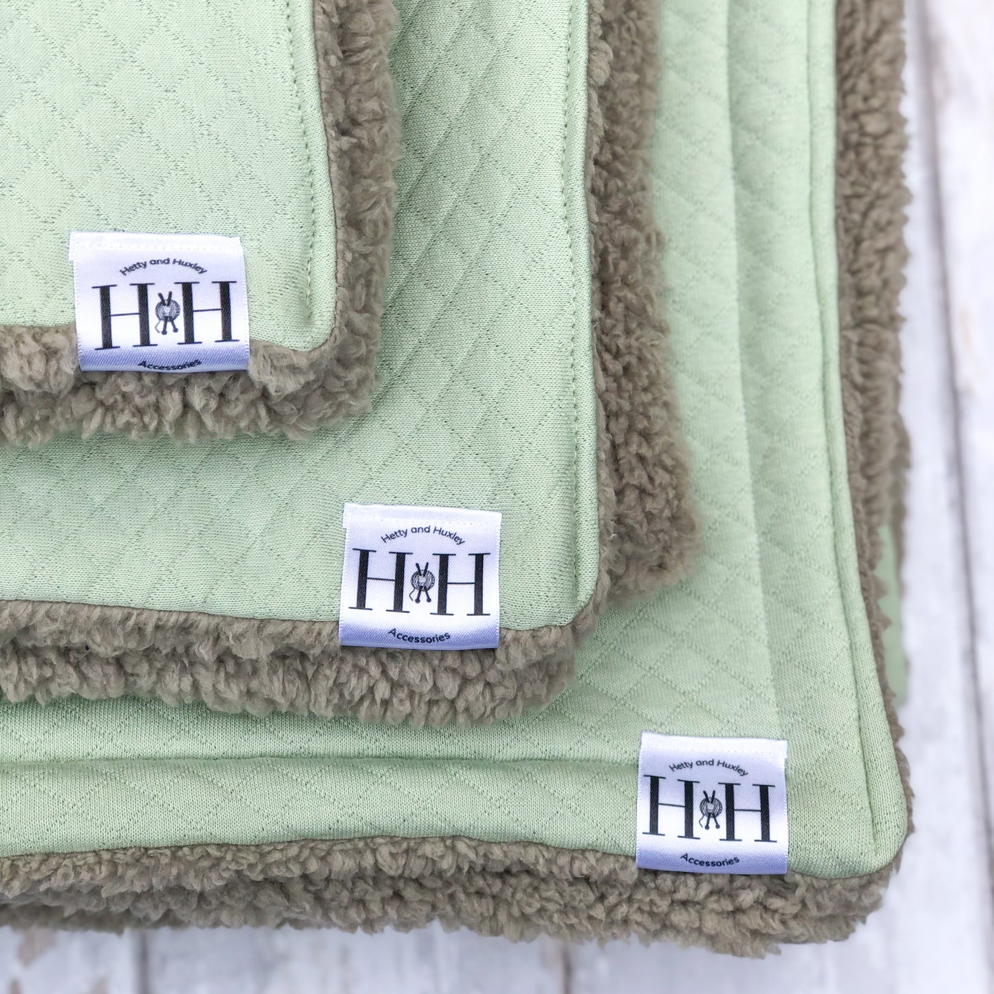 HETTY AND HUXLEY MINT BLANKET WITH GREY FAUX FUR LINING