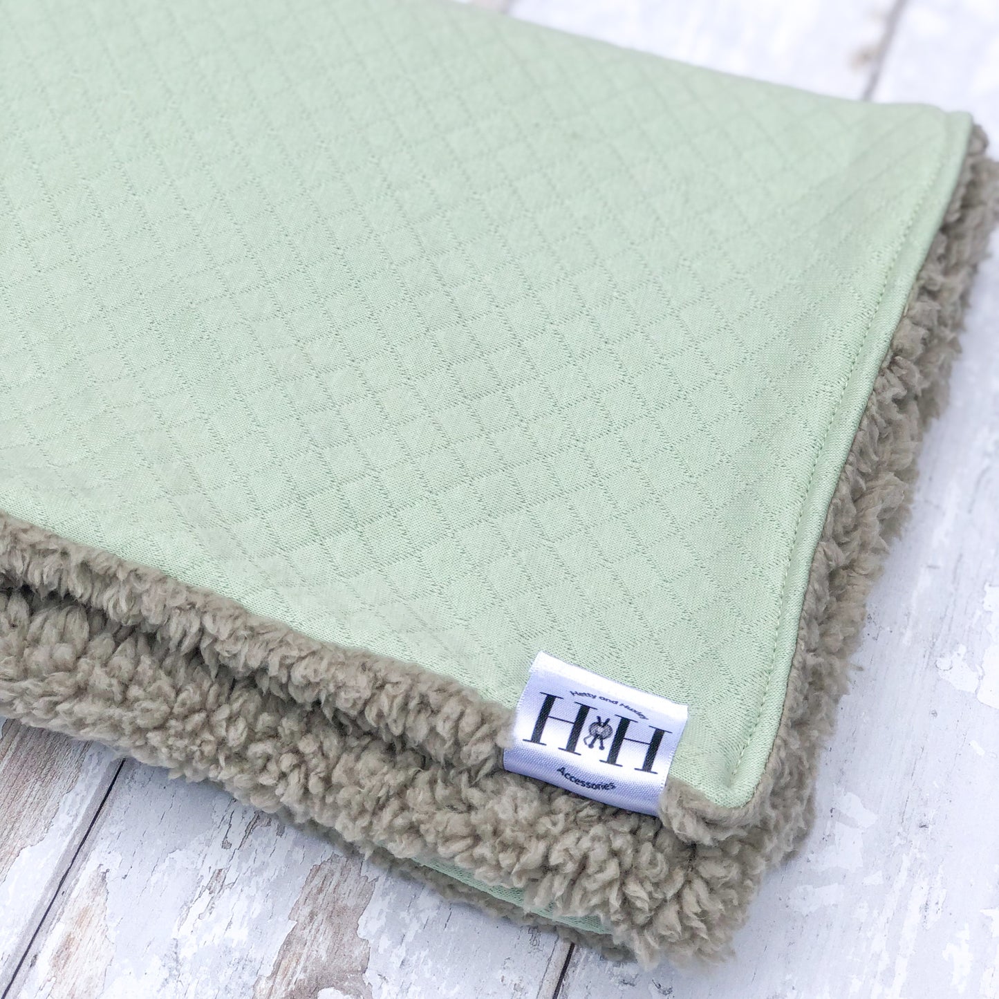 HETTY AND HUXLEY MINT BLANKET WITH GREY FAUX FUR LINING