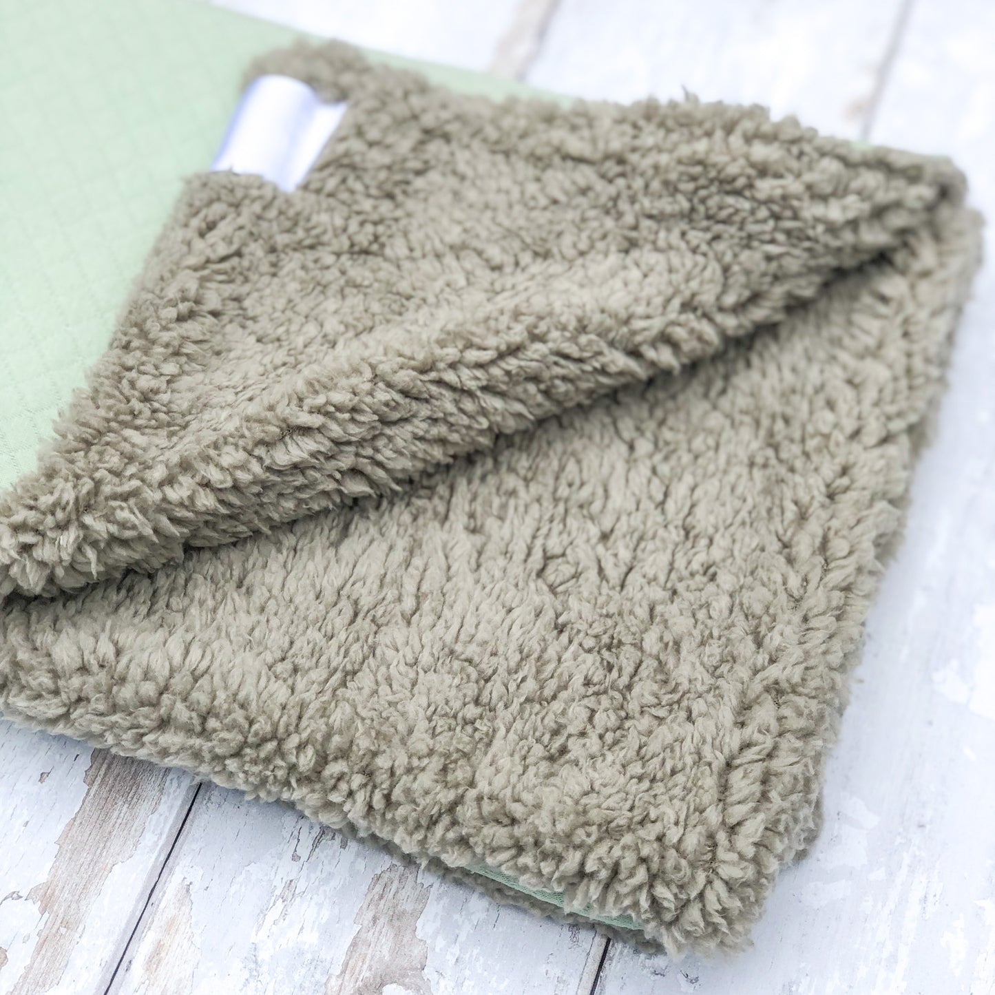 HETTY AND HUXLEY MINT BLANKET WITH GREY FAUX FUR LINING