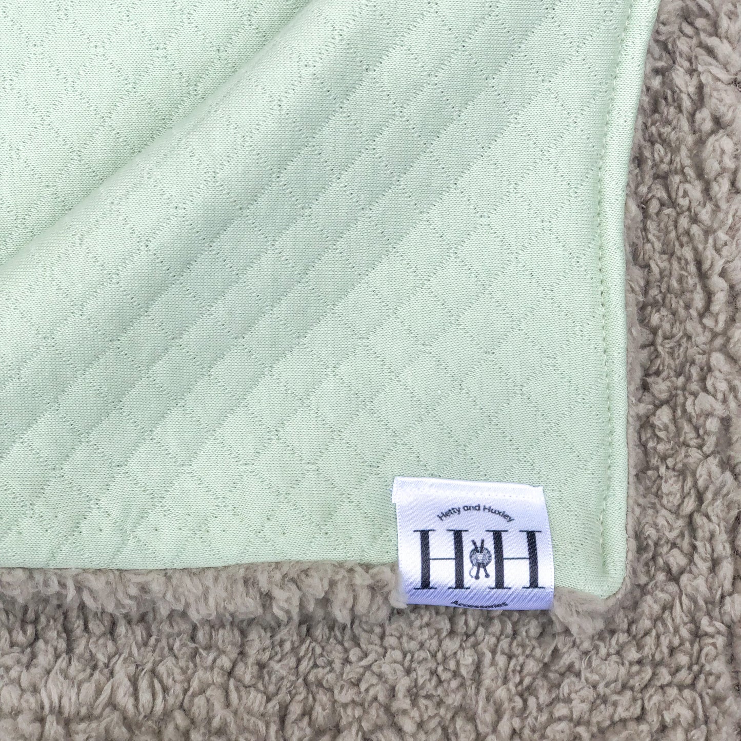 HETTY AND HUXLEY MINT BLANKET WITH GREY FAUX FUR LINING