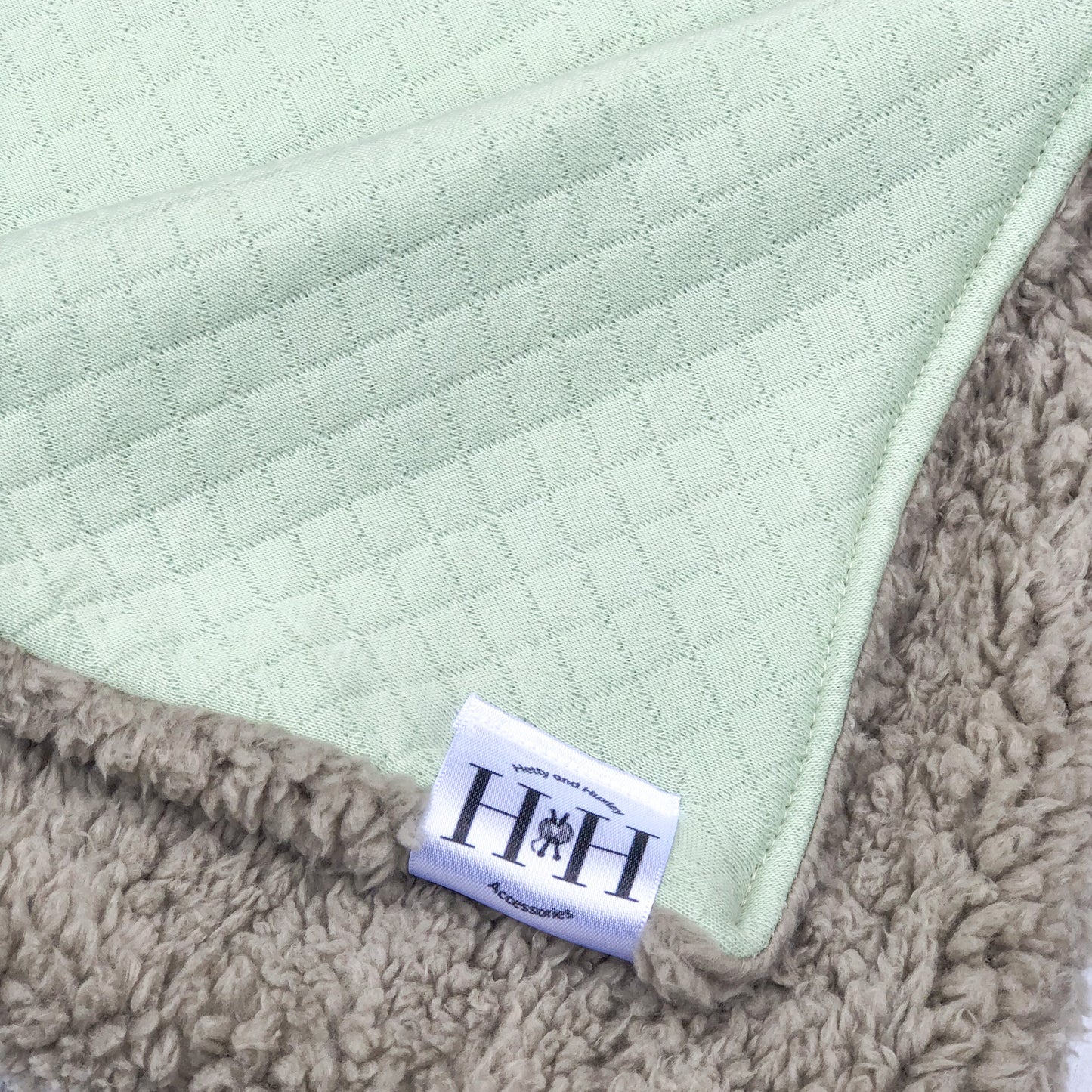 HETTY AND HUXLEY MINT BLANKET WITH GREY FAUX FUR LINING
