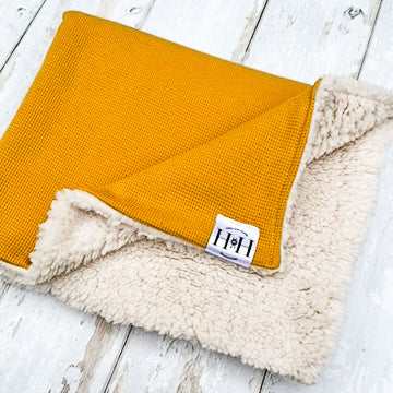 HETTTY AND HUXLEY MUSTARD YELLOW BLANKET WITH CREAM FAUX FUR LINING