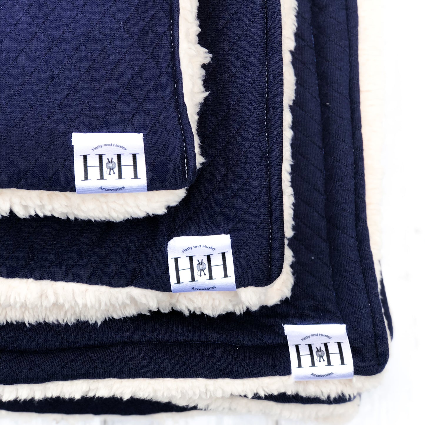 HETTY AND HUXLEY NAVY BLANKET WITH CREAM FAUX FUR LINING
