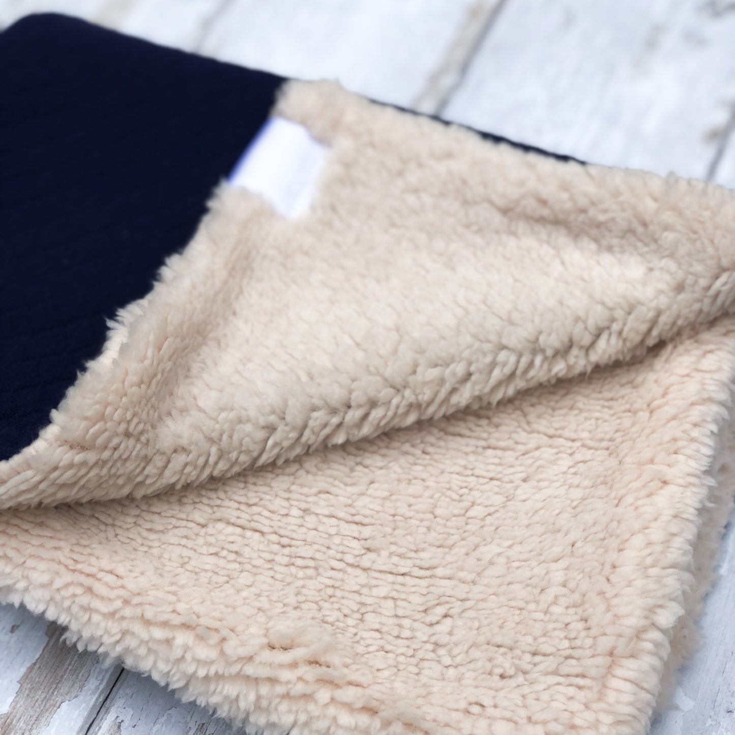 HETTY AND HUXLEY NAVY BLANKET WITH CREAM FAUX FUR LINING