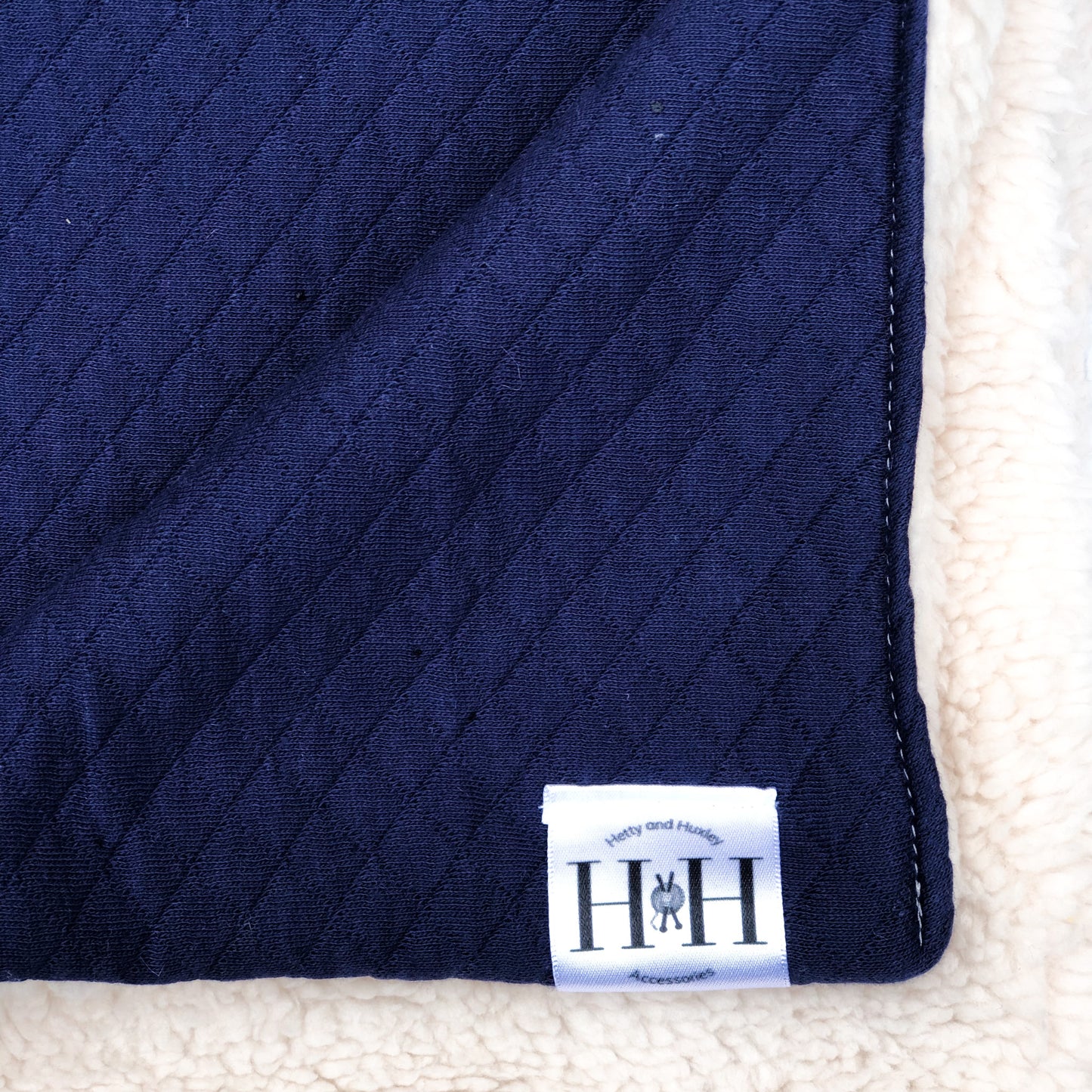 HETTY AND HUXLEY NAVY BLANKET WITH CREAM FAUX FUR LINING