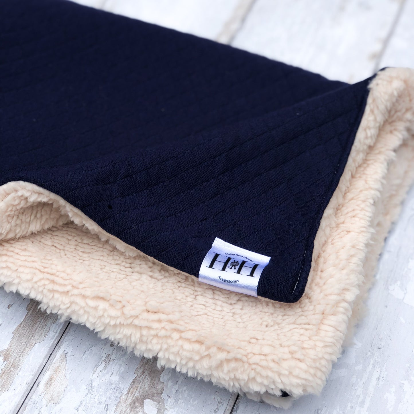 HETTY AND HUXLEY NAVY BLANKET WITH CREAM FAUX FUR LINING