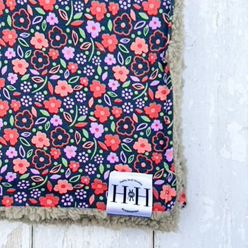 HETTY AND HUXLEY FLORAL BLANKET WITH GREY FAUX FUR LINING