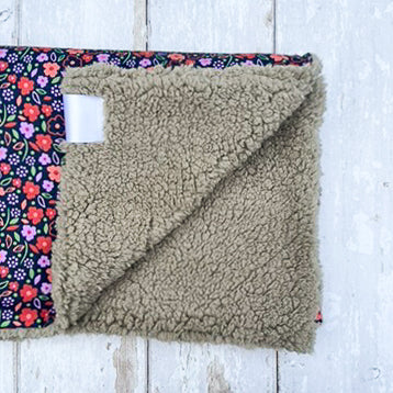 HETTY AND HUXLEY FLORAL BLANKET WITH GREY FAUX FUR LINING