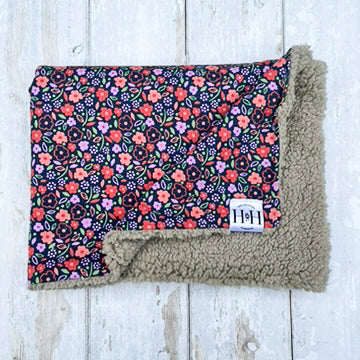 HETTY AND HUXLEY FLORAL BLANKET WITH GREY FAUX FUR LINING