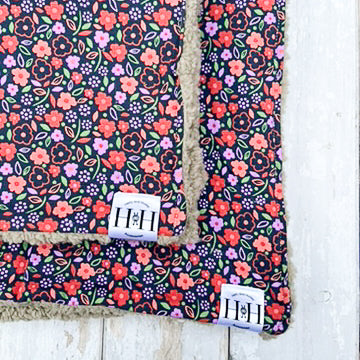 HETTY AND HUXLEY FLORAL BLANKET WITH GREY FAUX FUR LINING