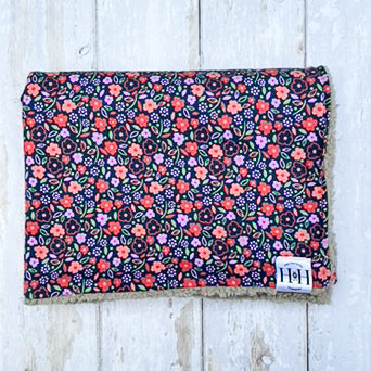 HETTY AND HUXLEY FLORAL BLANKET WITH GREY FAUX FUR LINING