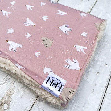 HETTY AND HUXLEY PINK BIRDS BLANKET WITH CREAM FAUX FUR LINING