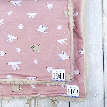HETTY AND HUXLEY PINK BIRDS BLANKET WITH CREAM FAUX FUR LINING