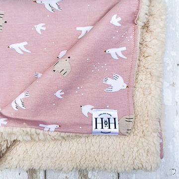 HETTY AND HUXLEY PINK BIRDS BLANKET WITH CREAM FAUX FUR LINING