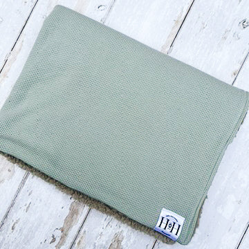 HETTY AND HUXLEY MINT BLANKET WITH GREY FAUX FUR LINING