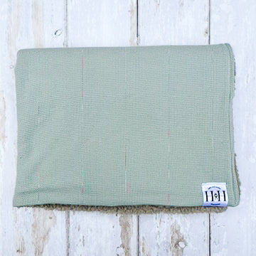 HETTY AND HUXLEY MINT BLANKET WITH GREY FAUX FUR LINING