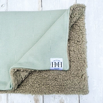 HETTY AND HUXLEY MINT BLANKET WITH GREY FAUX FUR LINING